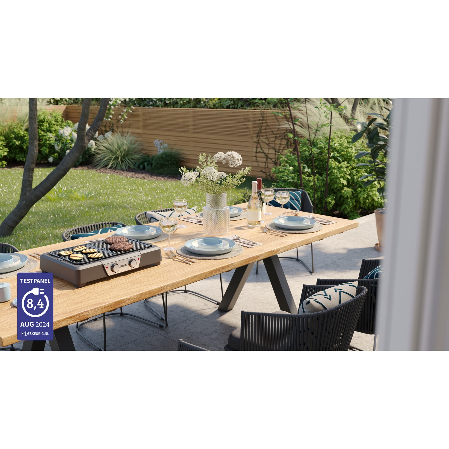 Allestimento per cene all'aperto con grill su un tavolo di legno, apparecchiato per un pasto, in un giardino.