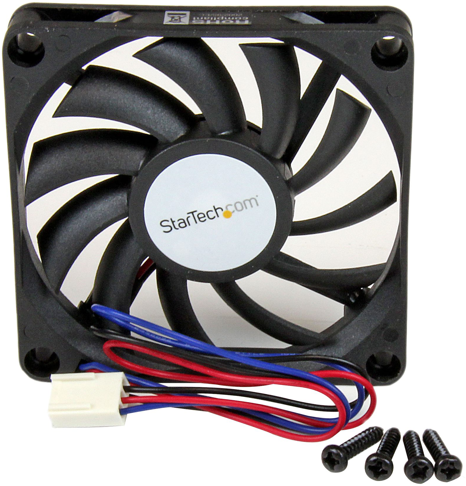 Számítógép ventilátor fekete lapátokkal, fehér címkével és rögzítőcsavarokkal.