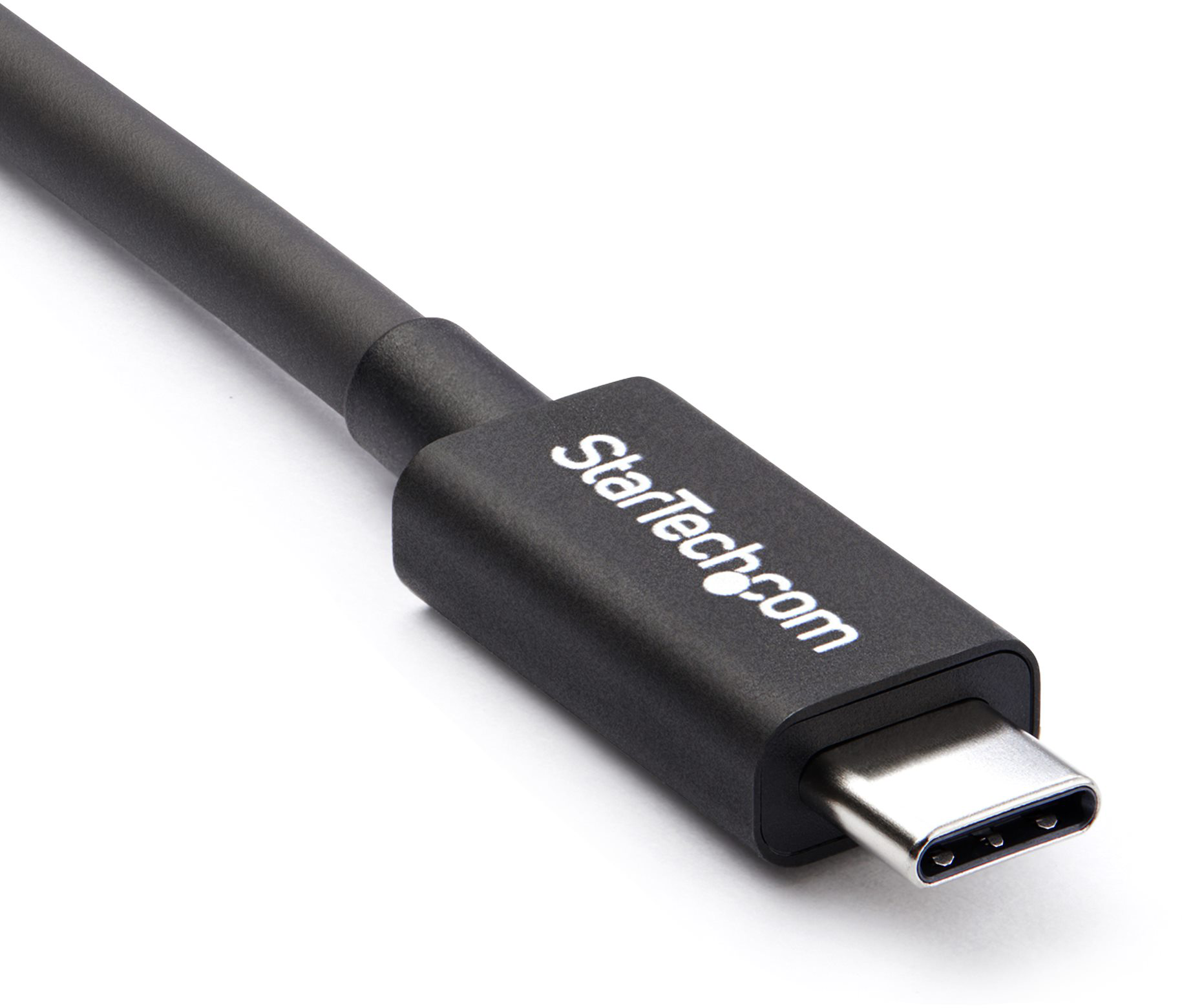 Egy fekete USB-C kábel közelképe StarTech.com csatlakozóval, fehér felületen.