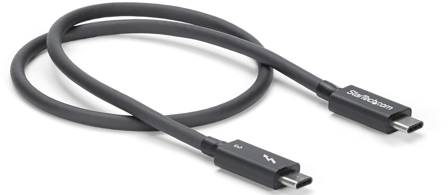 Fekete USB-C kábel csatlakozókkal mindkét végén. A kábel ívelt. Fehér háttér.