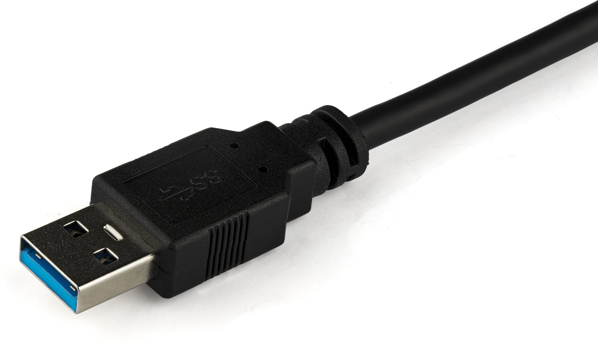 Fekete USB kábel közelképe USB 3.0 csatlakozóval, fehér háttérrel.