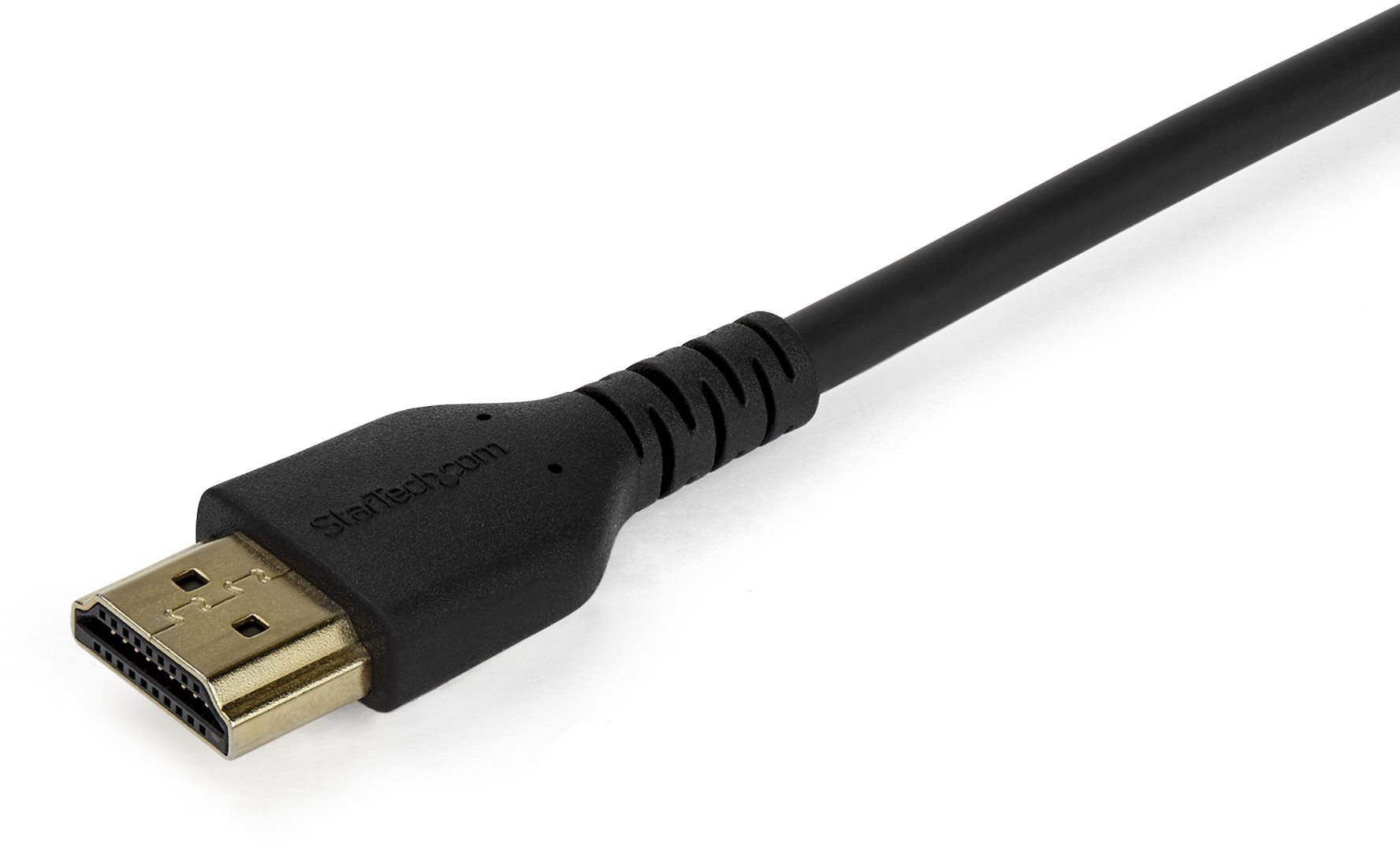 Közelkép egy fekete HDMI kábelről arany csatlakozóval.