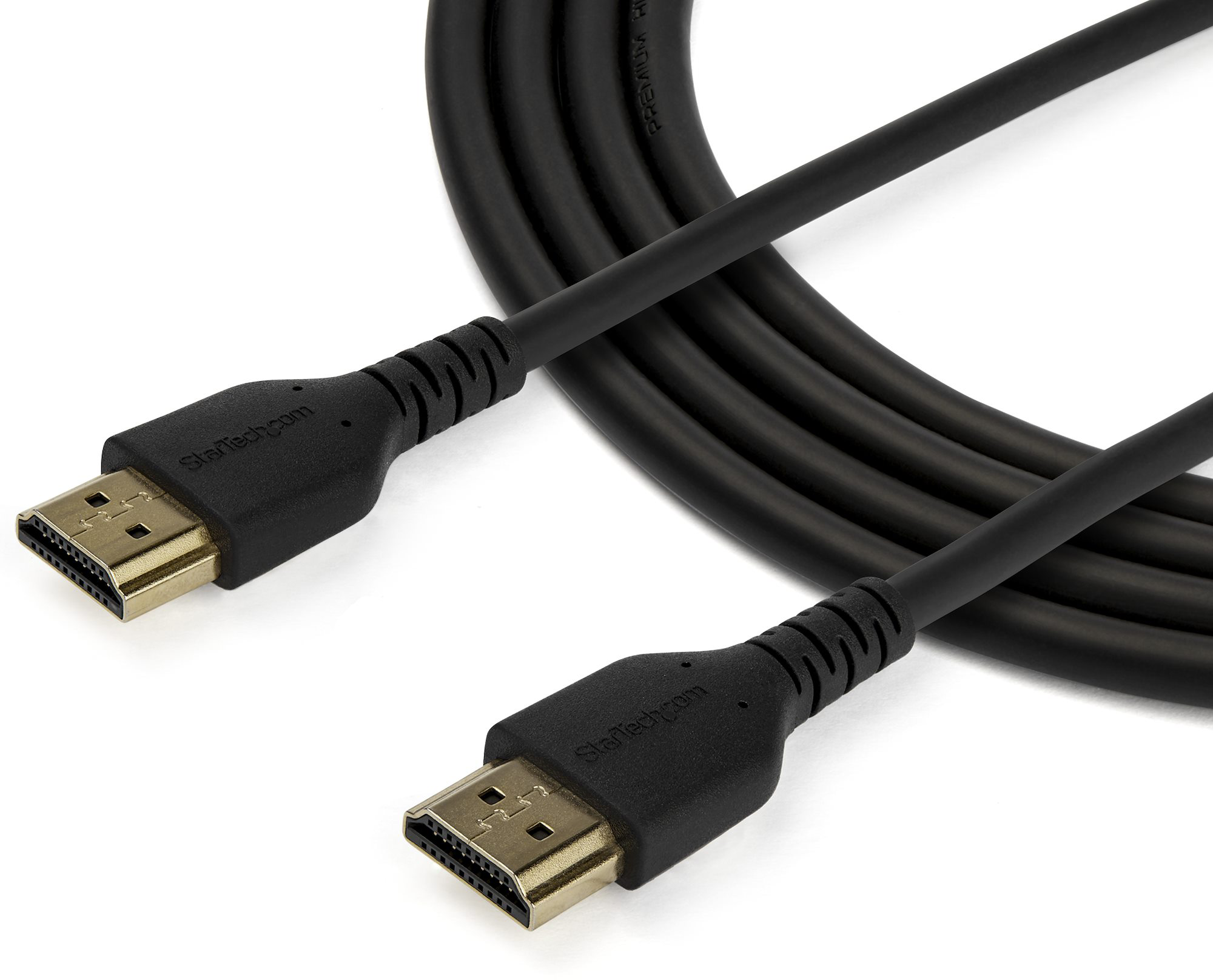Fekete HDMI-kábel csatlakozókkal mindkét végén, fehér háttér előtt.