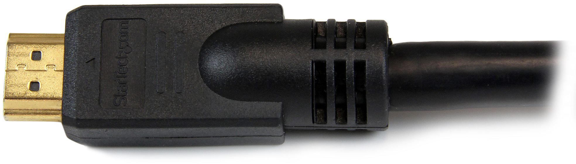 Egy HDMI kábel közelképe arany csatlakozóval. Fekete kábel, Startech.com címke, fehér háttér.