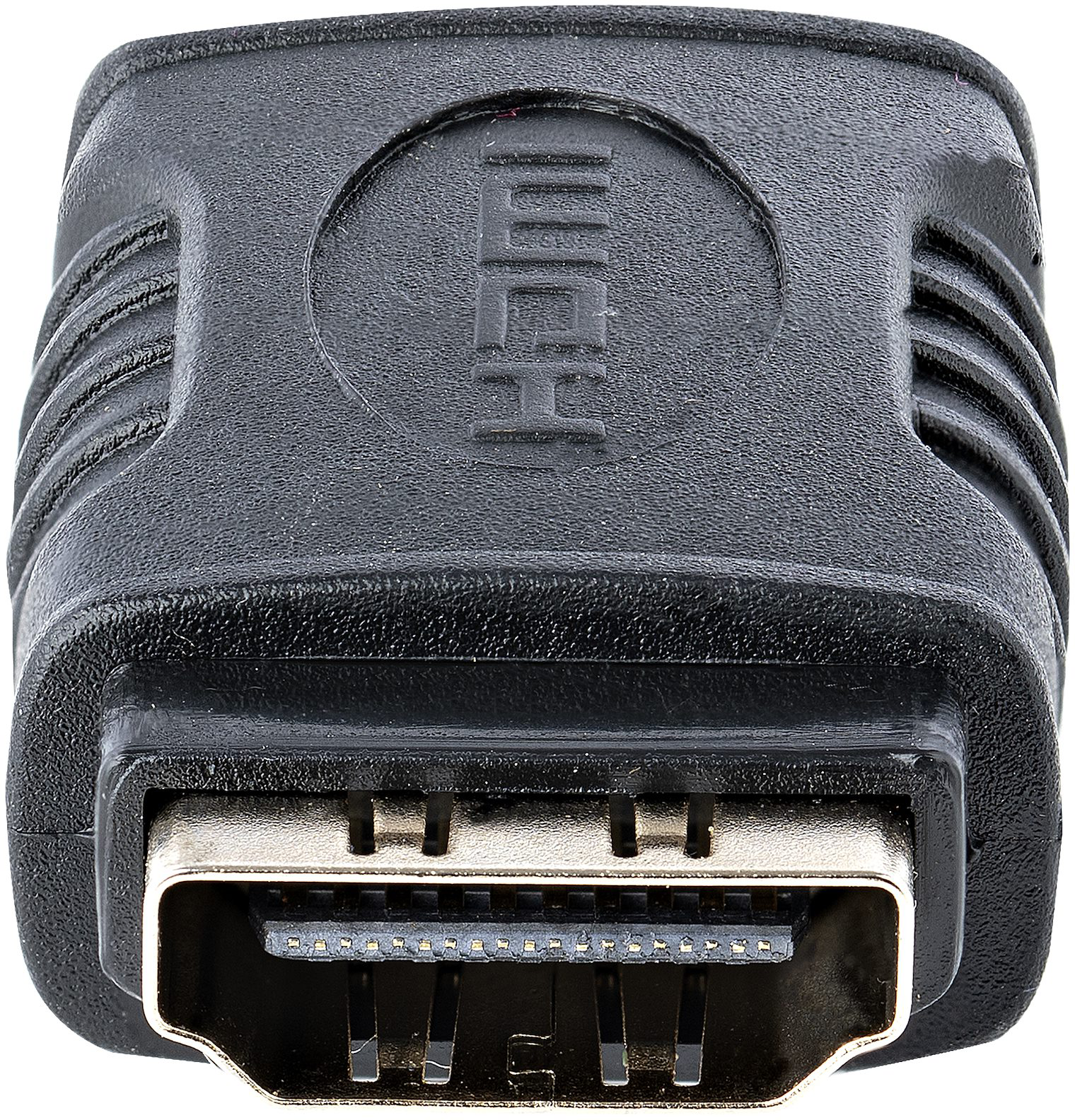 Egy fekete HDMI adapter, rajta a HDMI szóval. A dugó oldala több tűt tartalmaz.