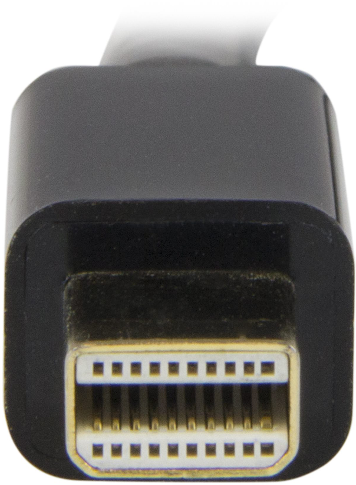 Közelkép egy fekete DisplayPort csatlakozóról. Arany színű csapok láthatók.