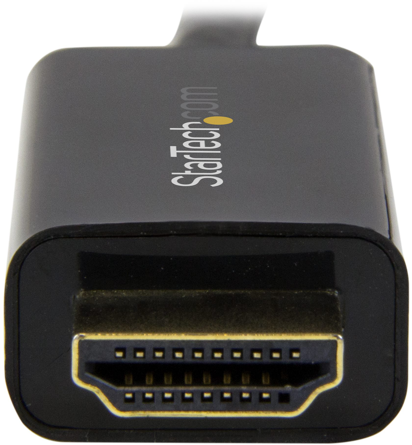 HDMI adapter közelről. Fekete adapter, arany színű csatlakozóval. Látható a StarTech.com logó.