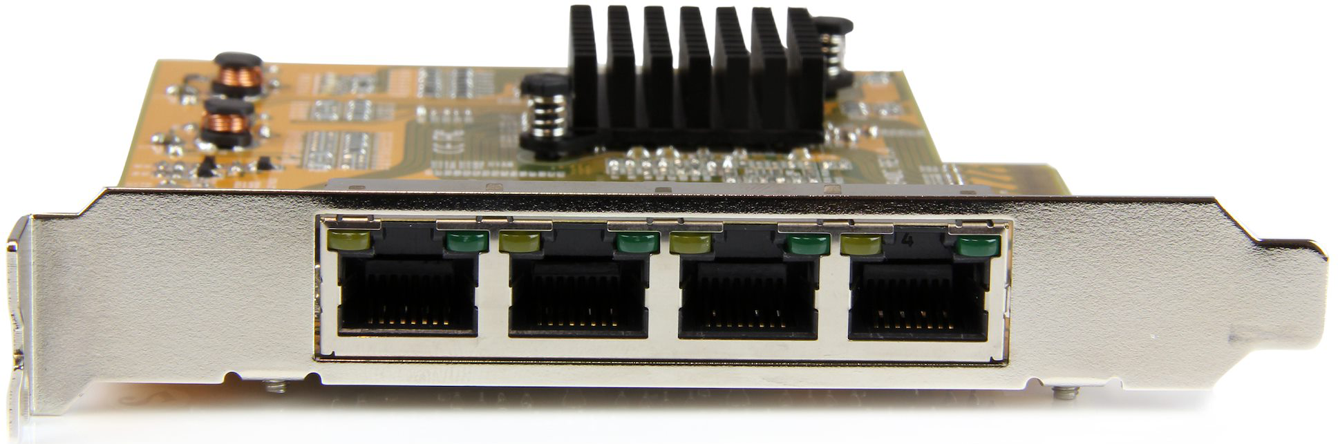 Hálózati kártya négy ethernet porttal. Ezüst ház, fekete hűtőborda, különböző chipek, fehér háttér.