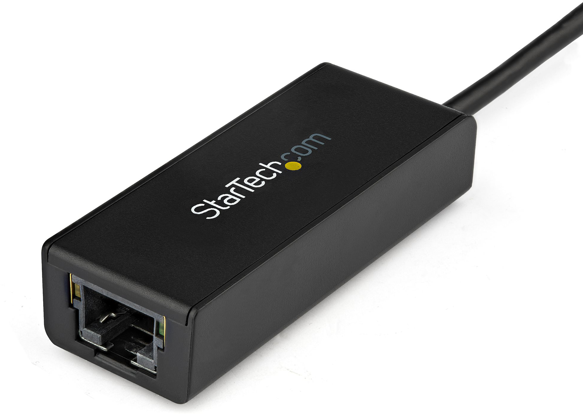 Egy fekete Startech.com Ethernet adapter csatlakoztatott kábellel.