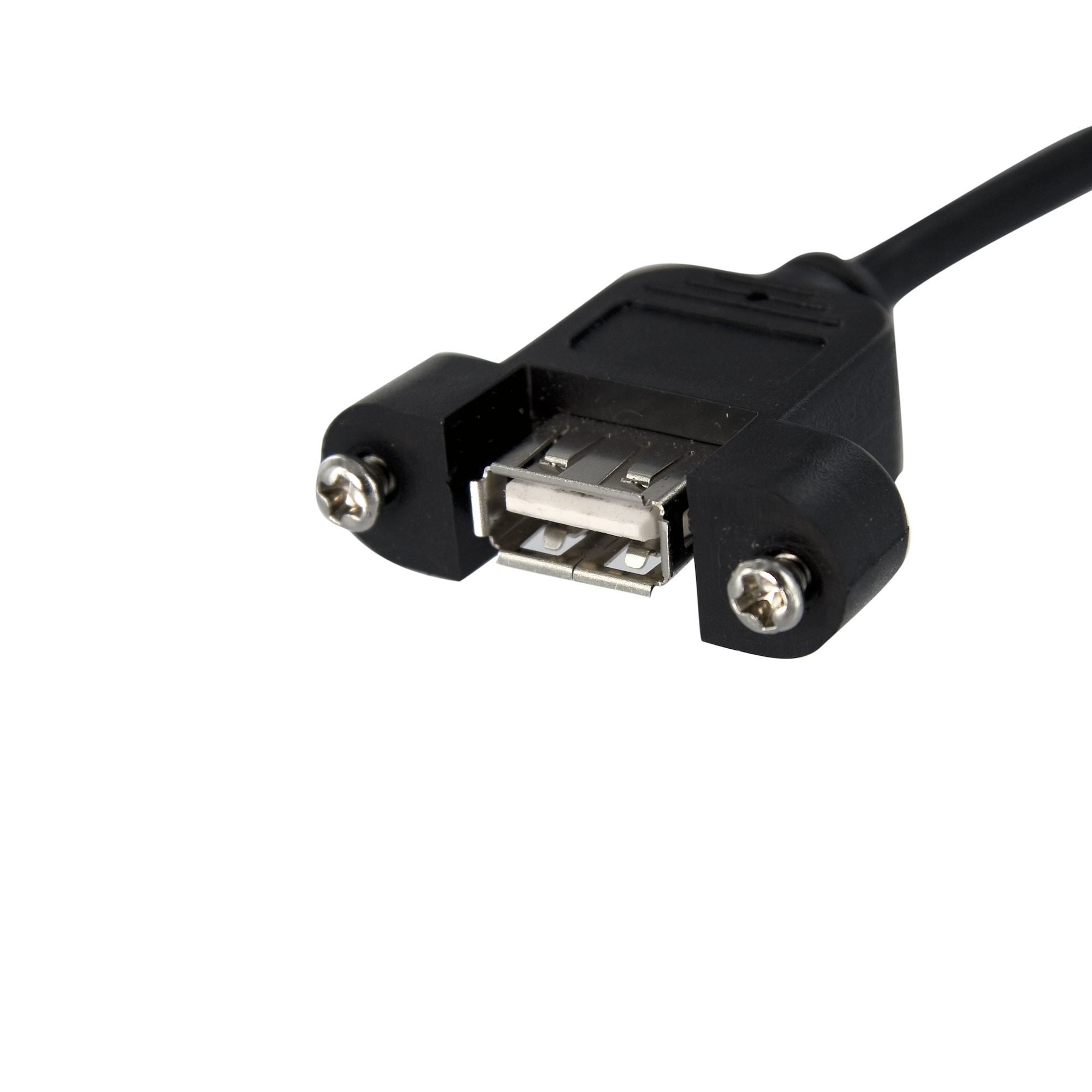Fekete USB csatlakozó. Ezüst érintkezők. Fehér háttér.