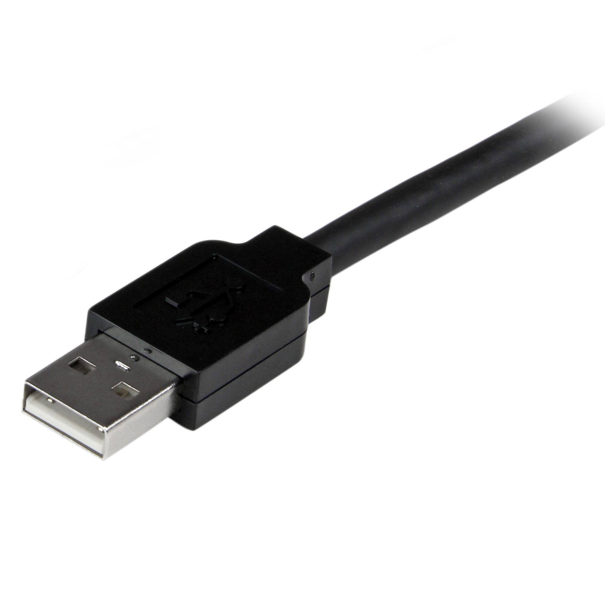 Fekete USB-kábel USB-A csatlakozóval fehér háttéren, jobbra dőlve.