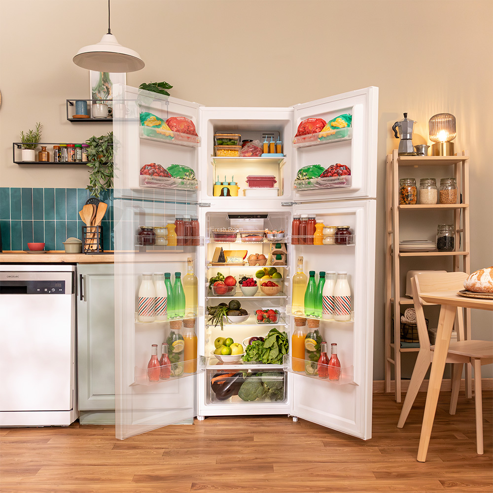 Un refrigerador con las puertas abiertas lleno de comida. Varios artículos son visibles en los compartimentos.