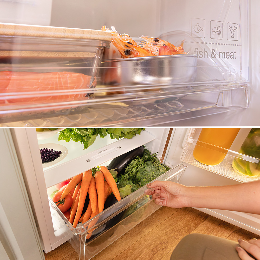 Dentro de un refrigerador: estante superior con camarones y salmón, estante inferior con verduras.