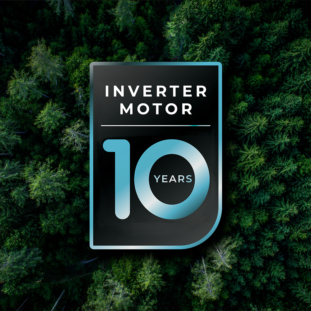 Un logo con el texto 'INVERTER MOTOR 10 YEARS' sobre una escena de bosque.