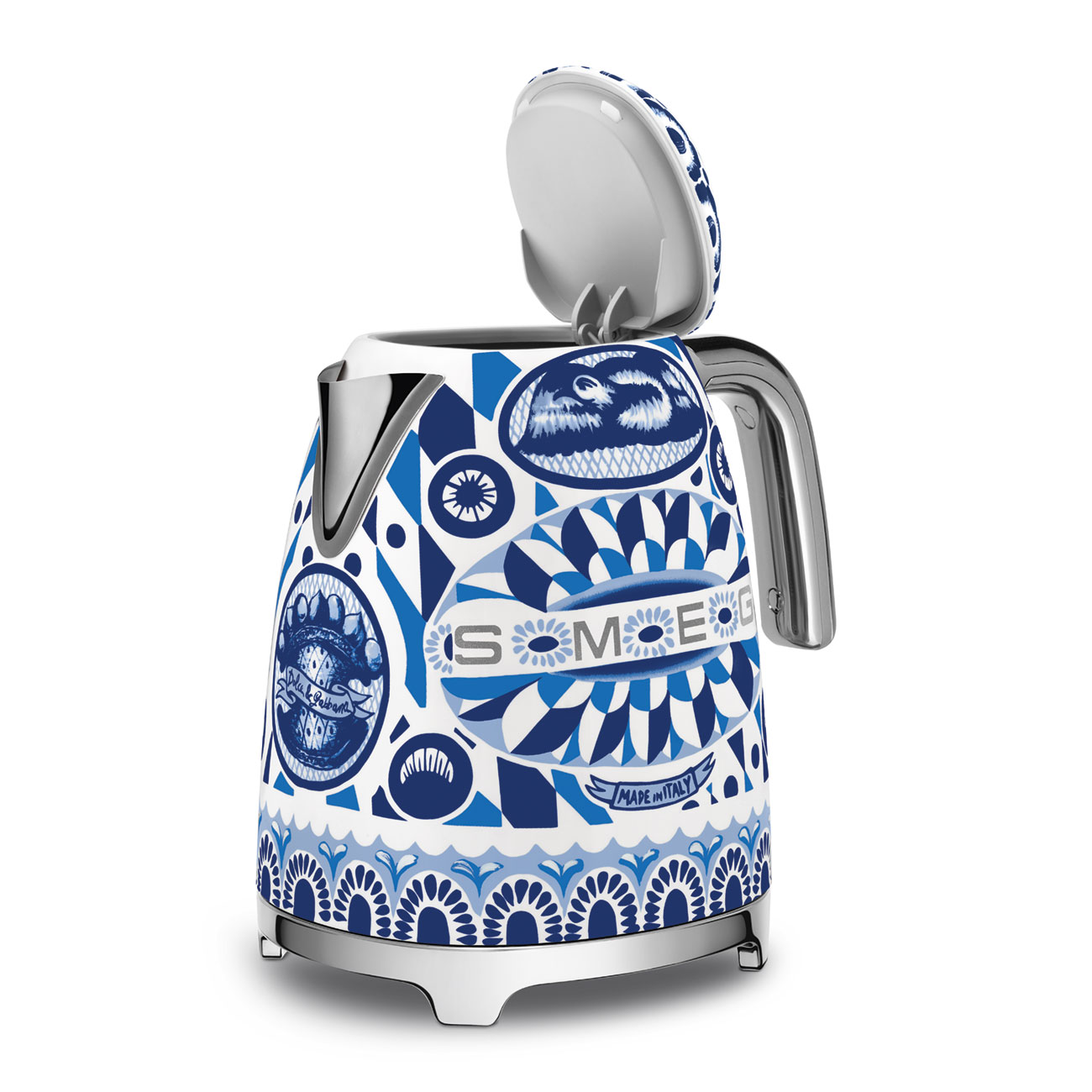 Hervidor eléctrico decorativo con diseño floral azul y blanco, tapa abierta, asa cromada.