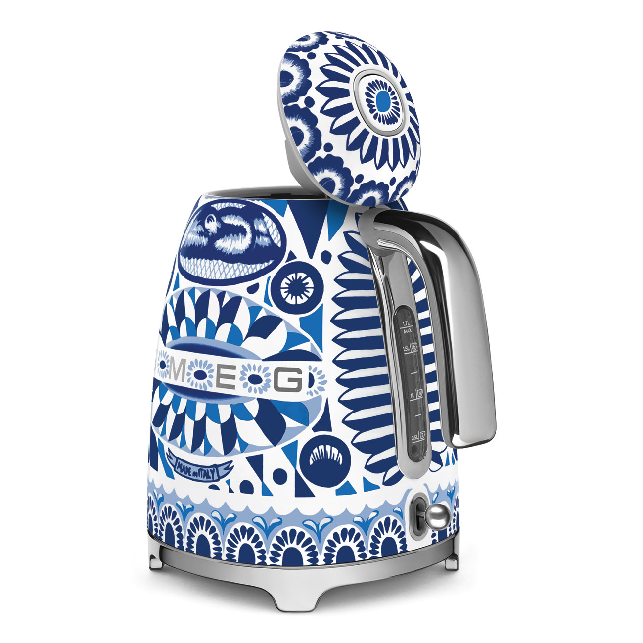 Una tetera Smeg con diseño floral azul y blanco. La tapa está ligeramente abierta.