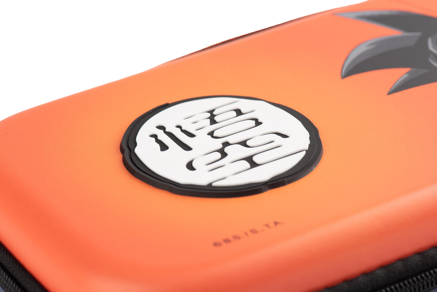 Estuche naranja con logo Dragon Ball blanco y ribete negro. Cremallera negra en la parte inferior.