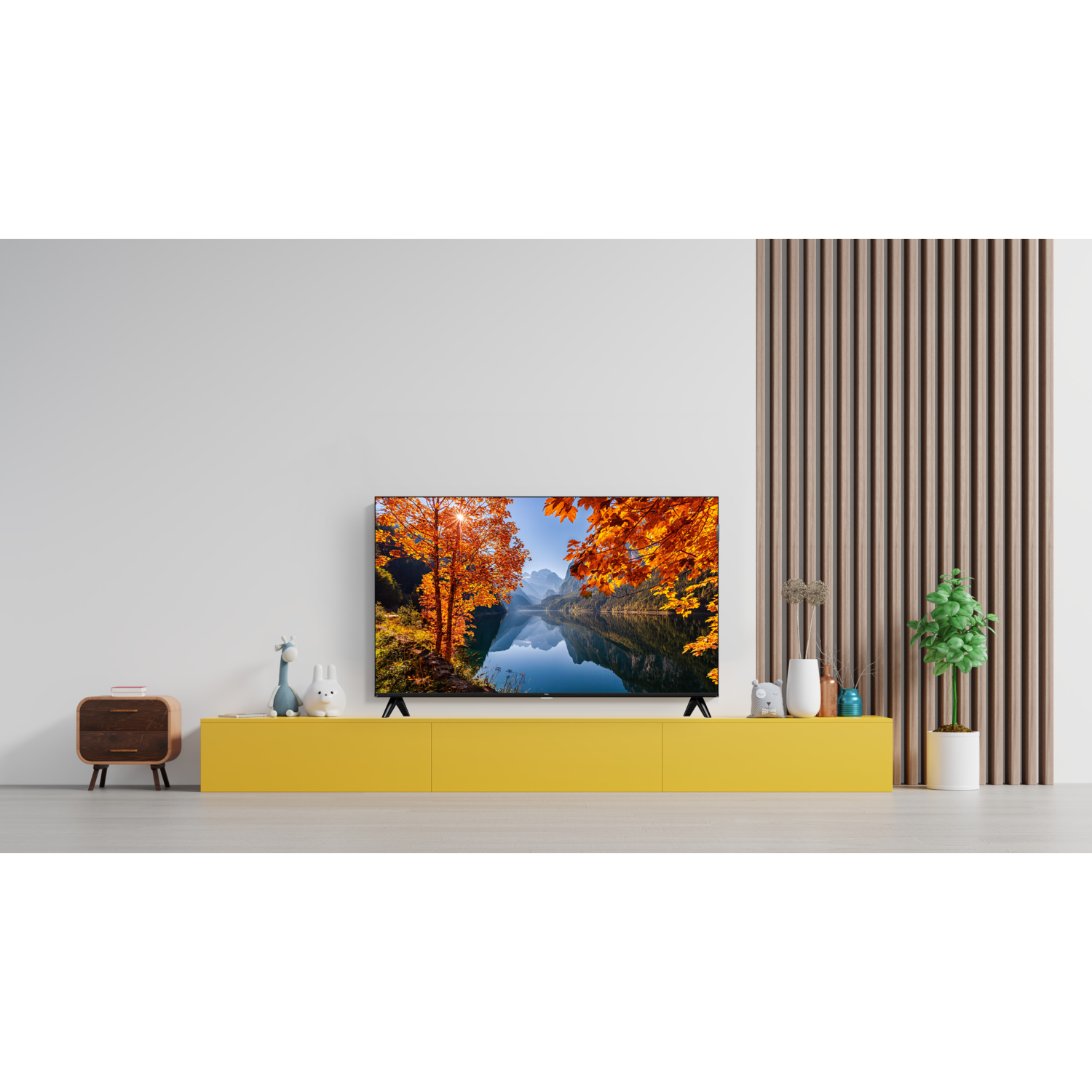 Un salon avec une télévision affichant une scène de paysage, une armoire jaune, un accent en bois et une plante.