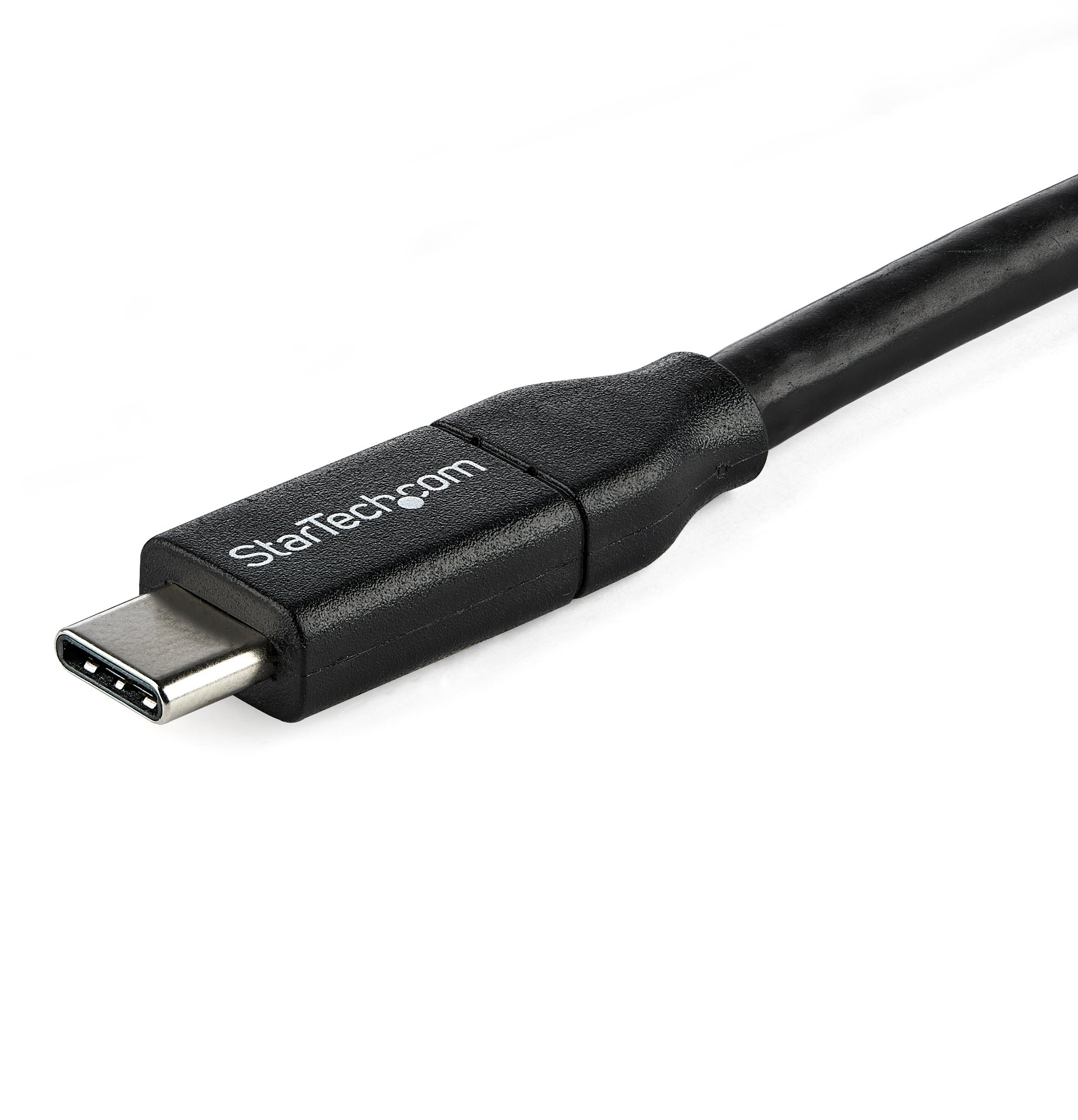 Egy fekete USB-C kábel közeli képe StarTech.com logóval fehér háttér előtt.