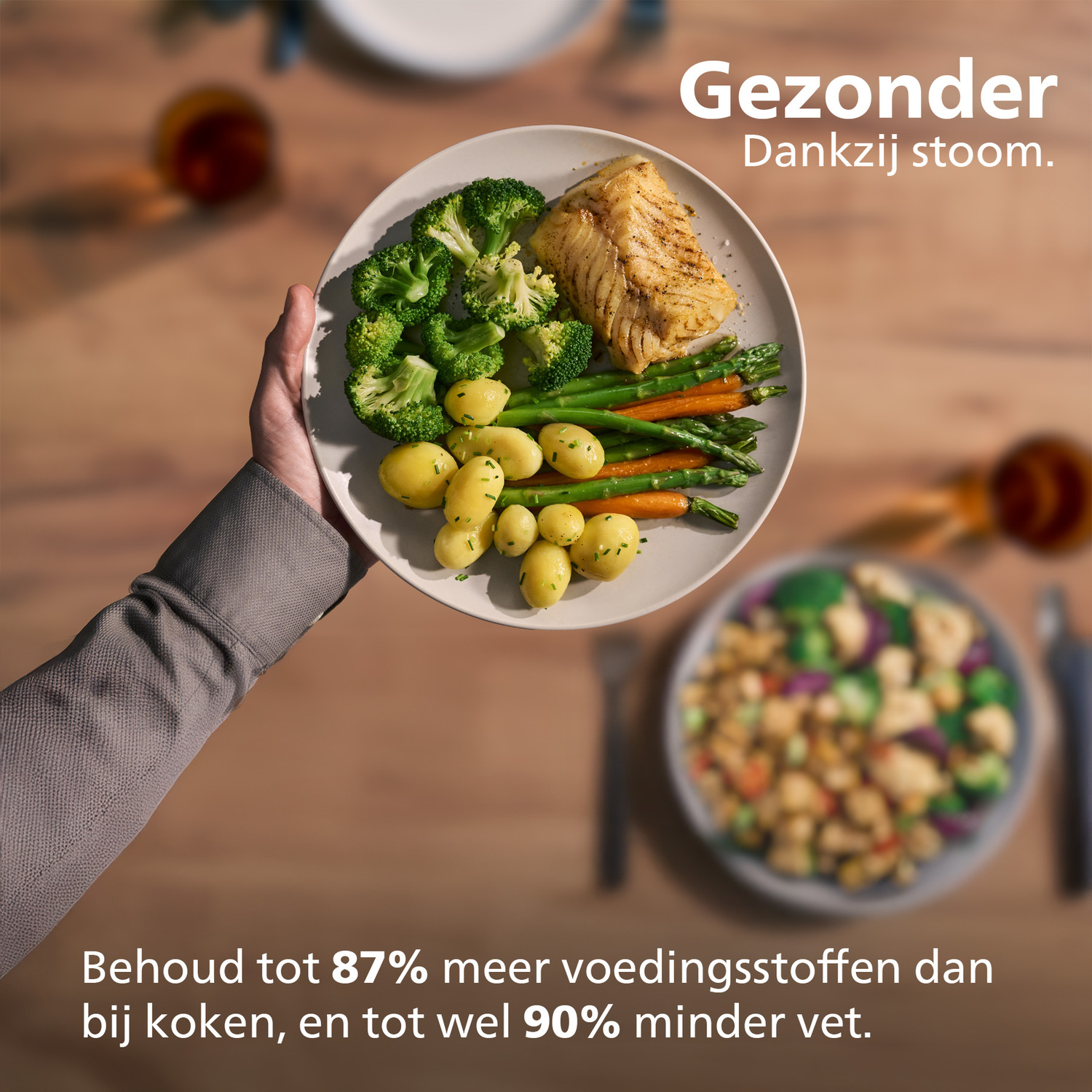 Een persoon die een bord met gestoomde groenten en vis vasthoudt, met tekst over gezonde voeding.