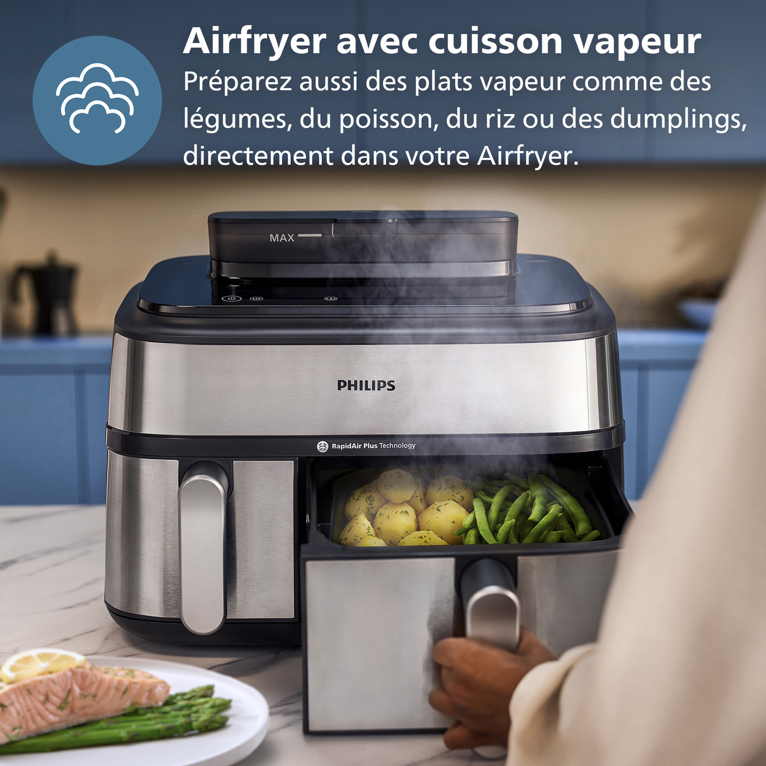 Une friteuse à air avec cuisson à la vapeur, avec des ingrédients à l'intérieur.