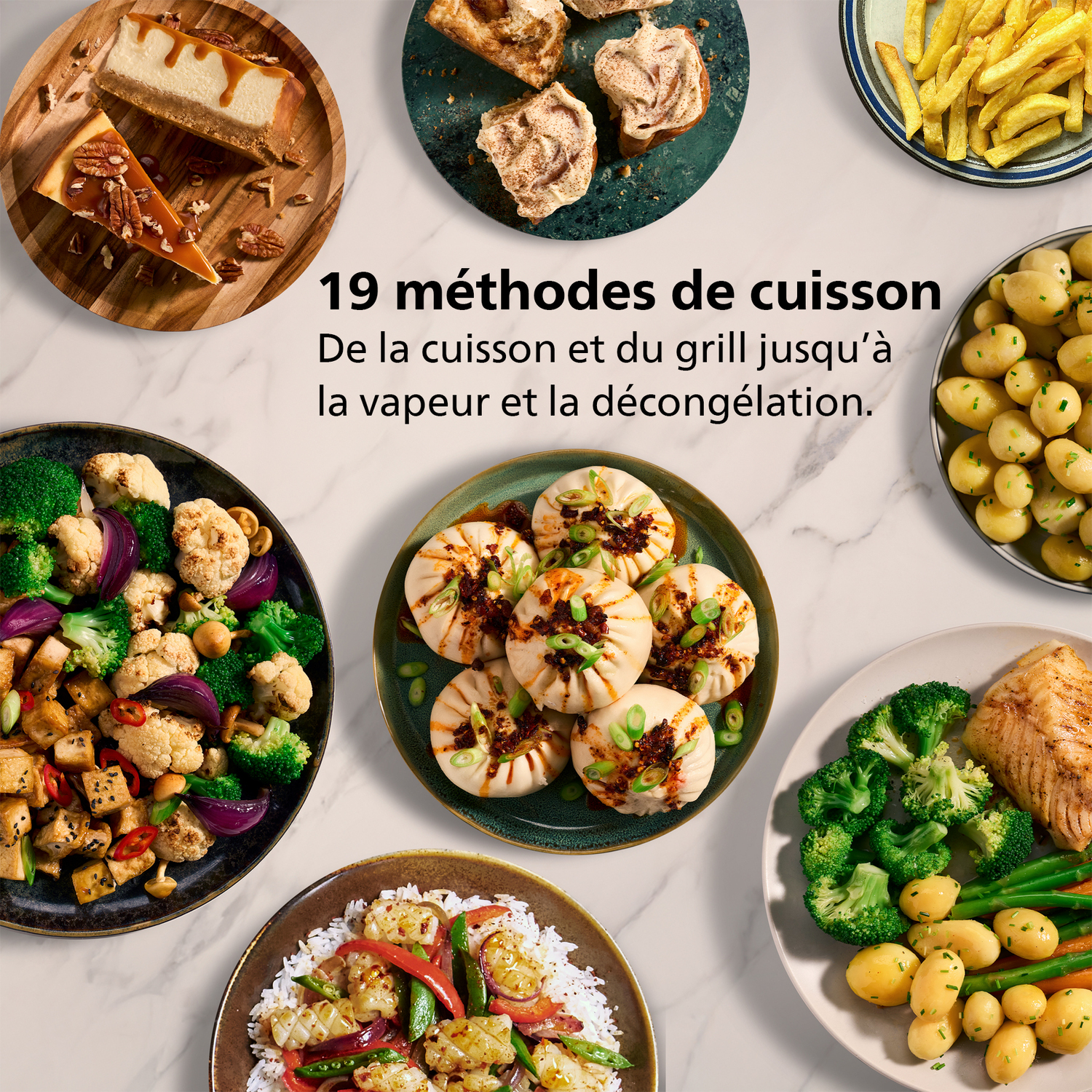 Divers plats avec de la nourriture. Comprend des boulettes, des légumes et des desserts. Surface en marbre blanc.