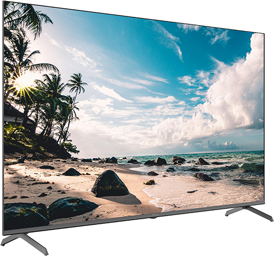 Egy TV strandjelenetet mutat pálmafákkal.