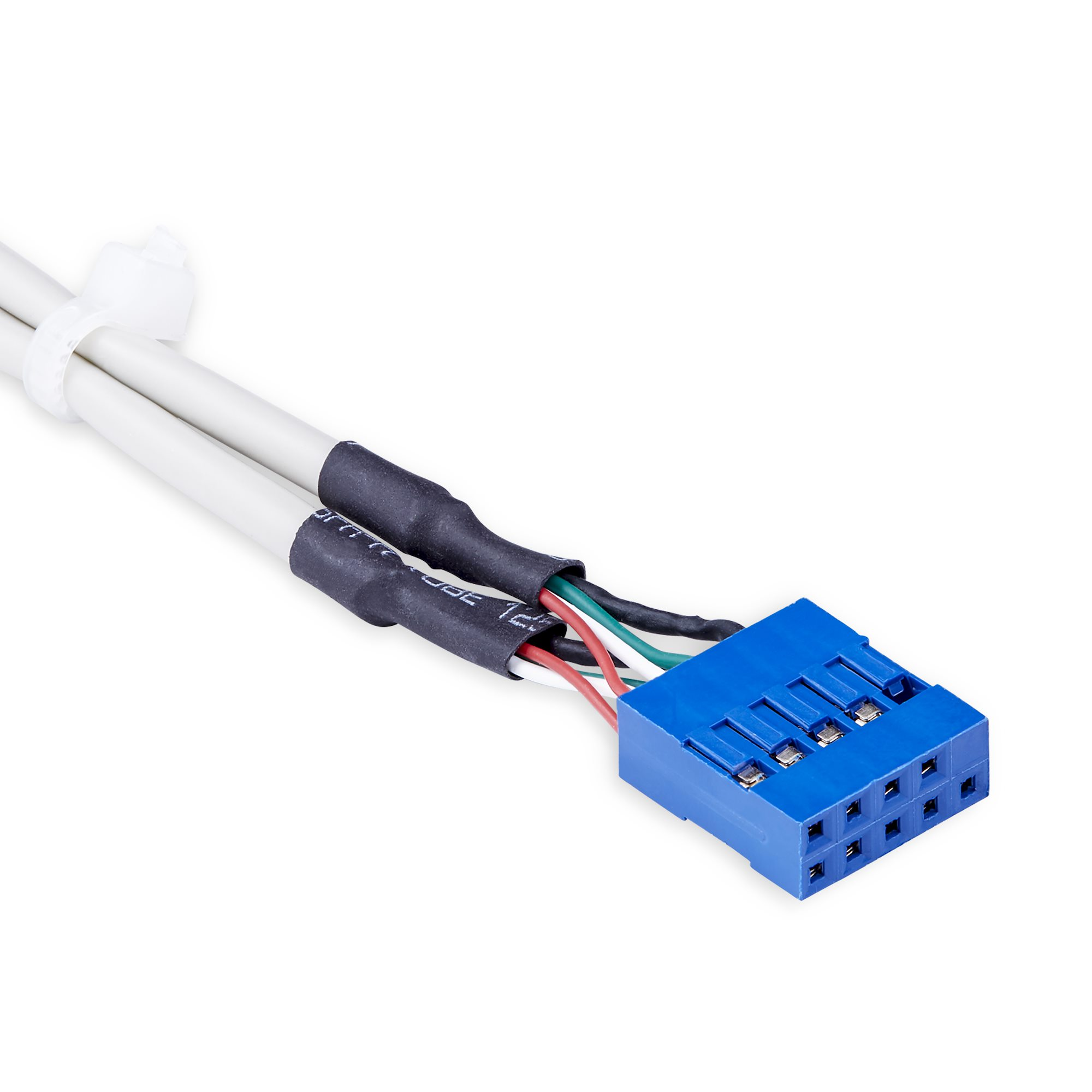 Kék-fehér USB csatlakozó vezetékekkel. A vezetékek fehérek, pirosak, zöldek és feketék, fehér kötéssel.