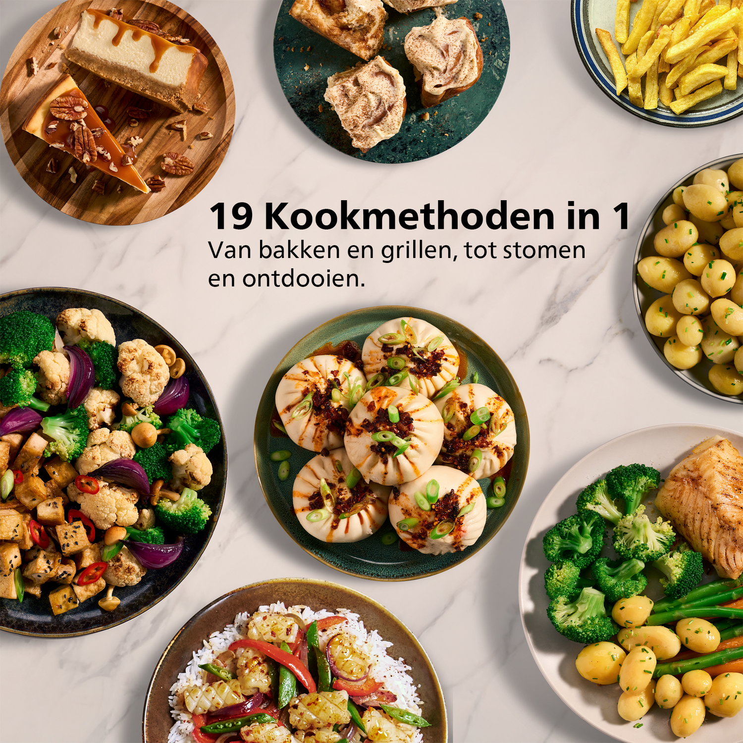 Verschillende gerechten met gekookt voedsel zijn gerangschikt op een marmeren oppervlak.