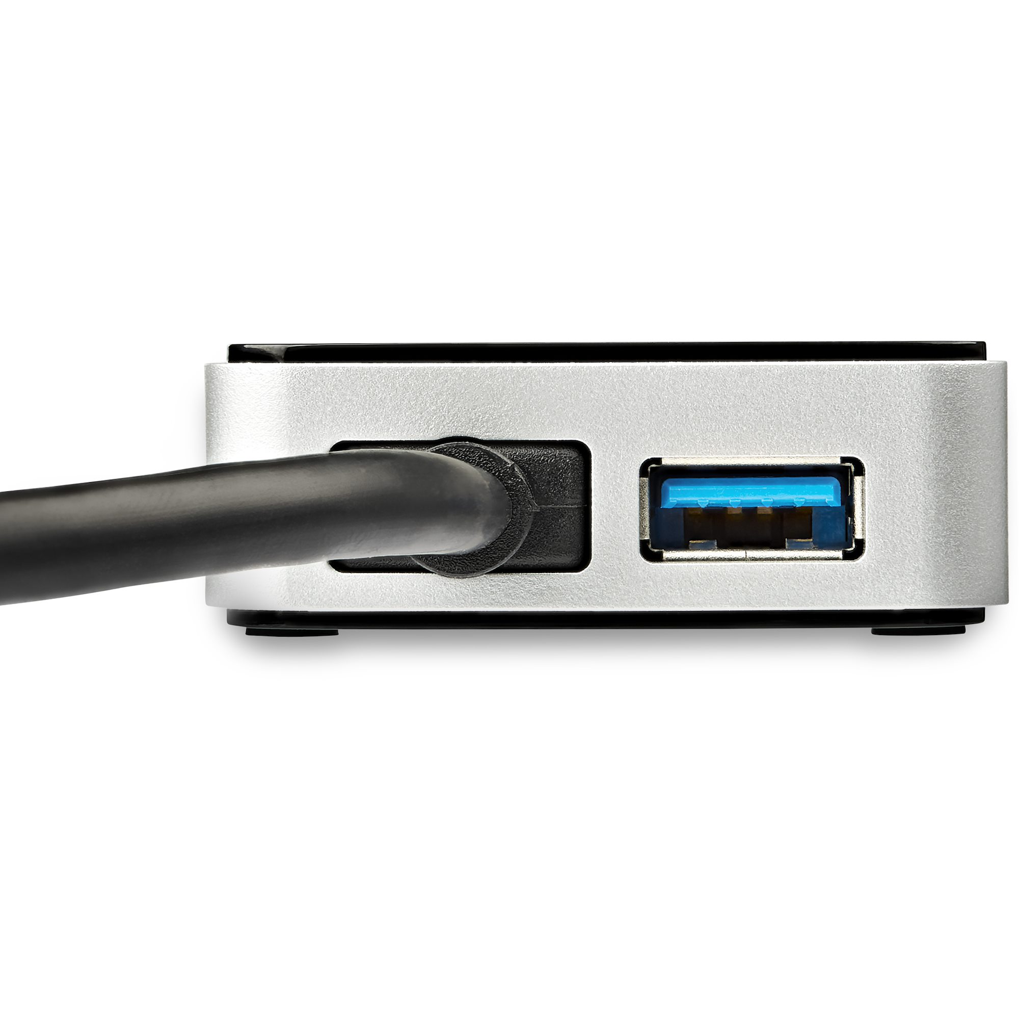 Egy ezüst USB hub fekete kábellel és kék USB porttal.