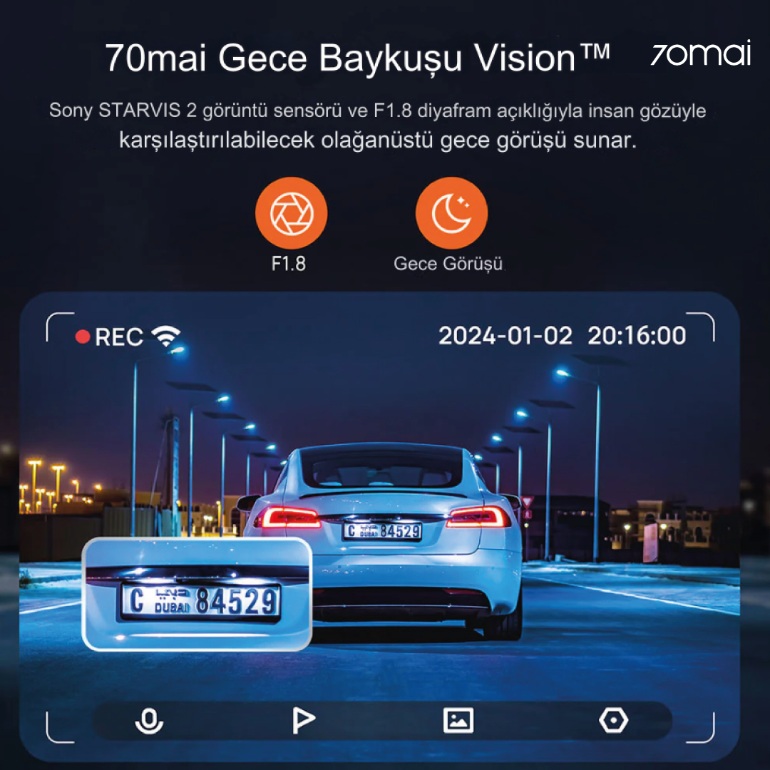 Gece karanlık bir yolda beyaz bir araba, plaka ile. Tarih ve saat görüntüleniyor.