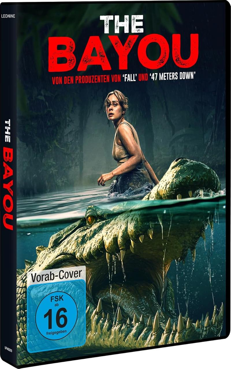 Eine Frau im Wasser, ein Krokodil mit weit offenem Maul und Zähnen.