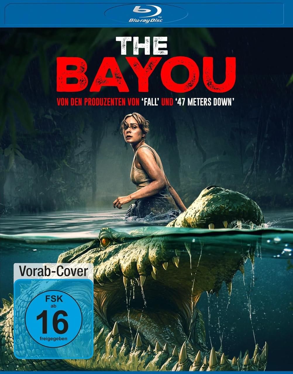 Eine Frau schwimmt im Wasser, während ein Alligator mit offenem Maul auf sie zukommt.