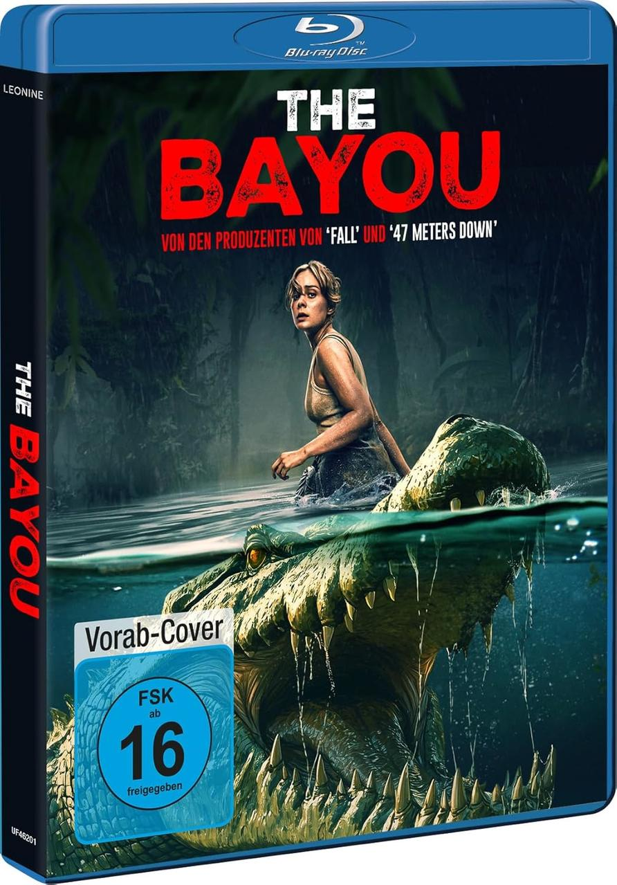 Eine Frau im Wasser blickt auf ein Krokodil mit offenem Maul.