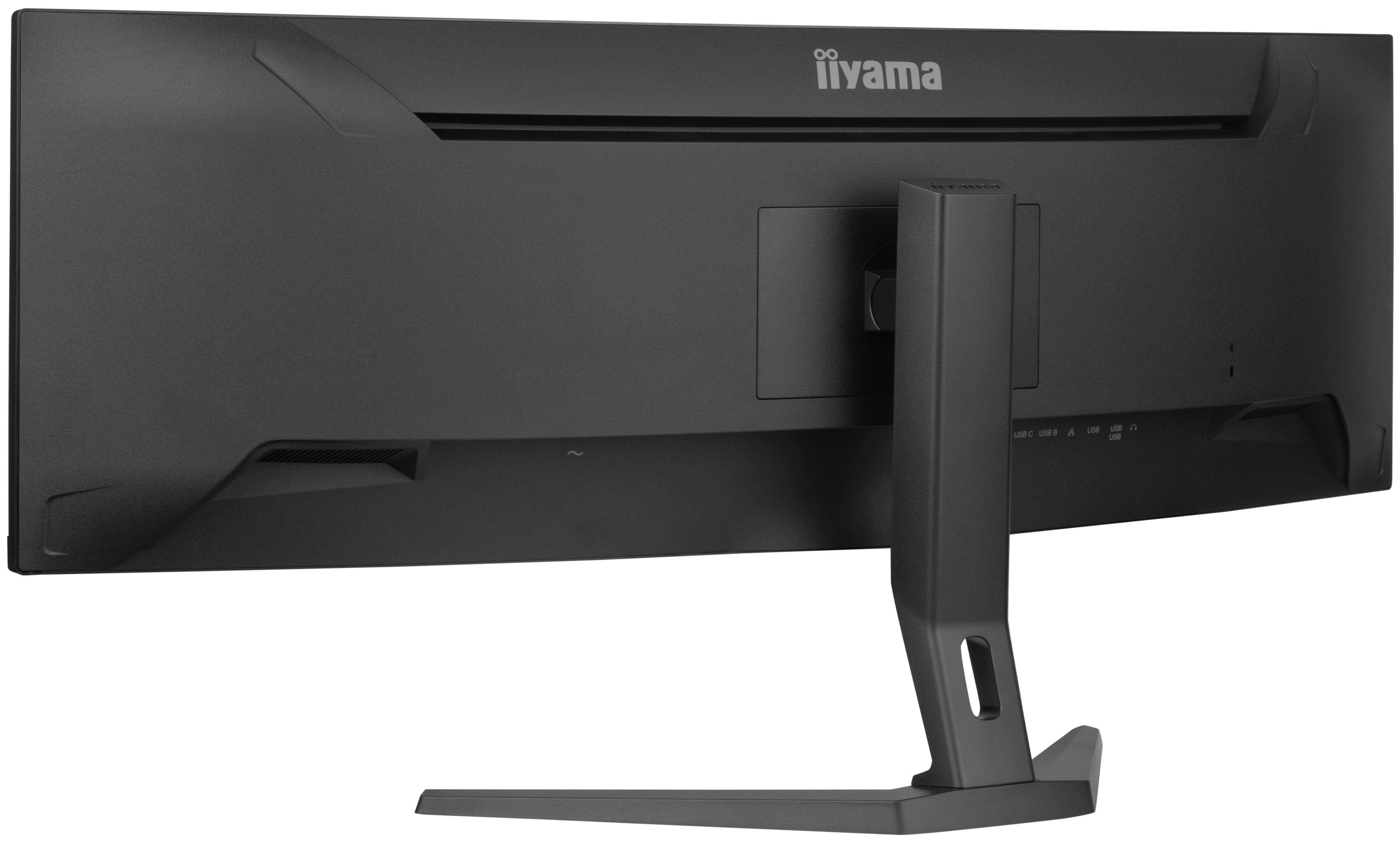 Rückseite eines schwarzen Computermonitors, iiyama-Logo. Anschlüsse für Strom, USB usw.