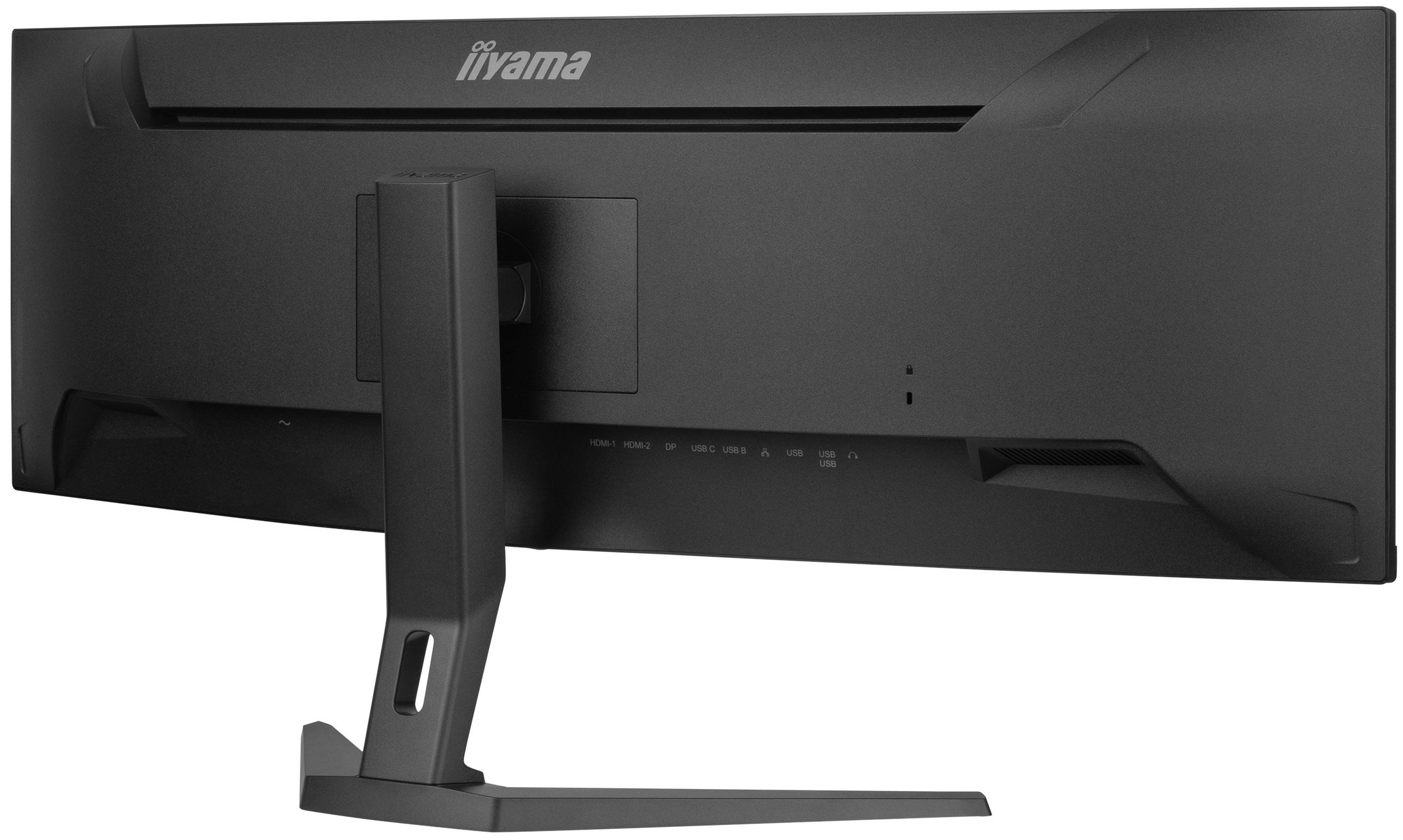 Rückseite eines schwarzen Iiyama-Monitors mit Anschlüssen: HDMI, DP, USB-C und USB, mit Ständer.