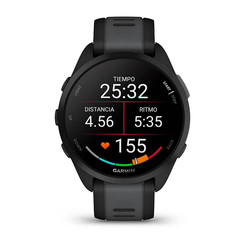 Smartwatch Garmin que muestra tiempo, distancia, ritmo y frecuencia cardíaca sobre un fondo blanco.