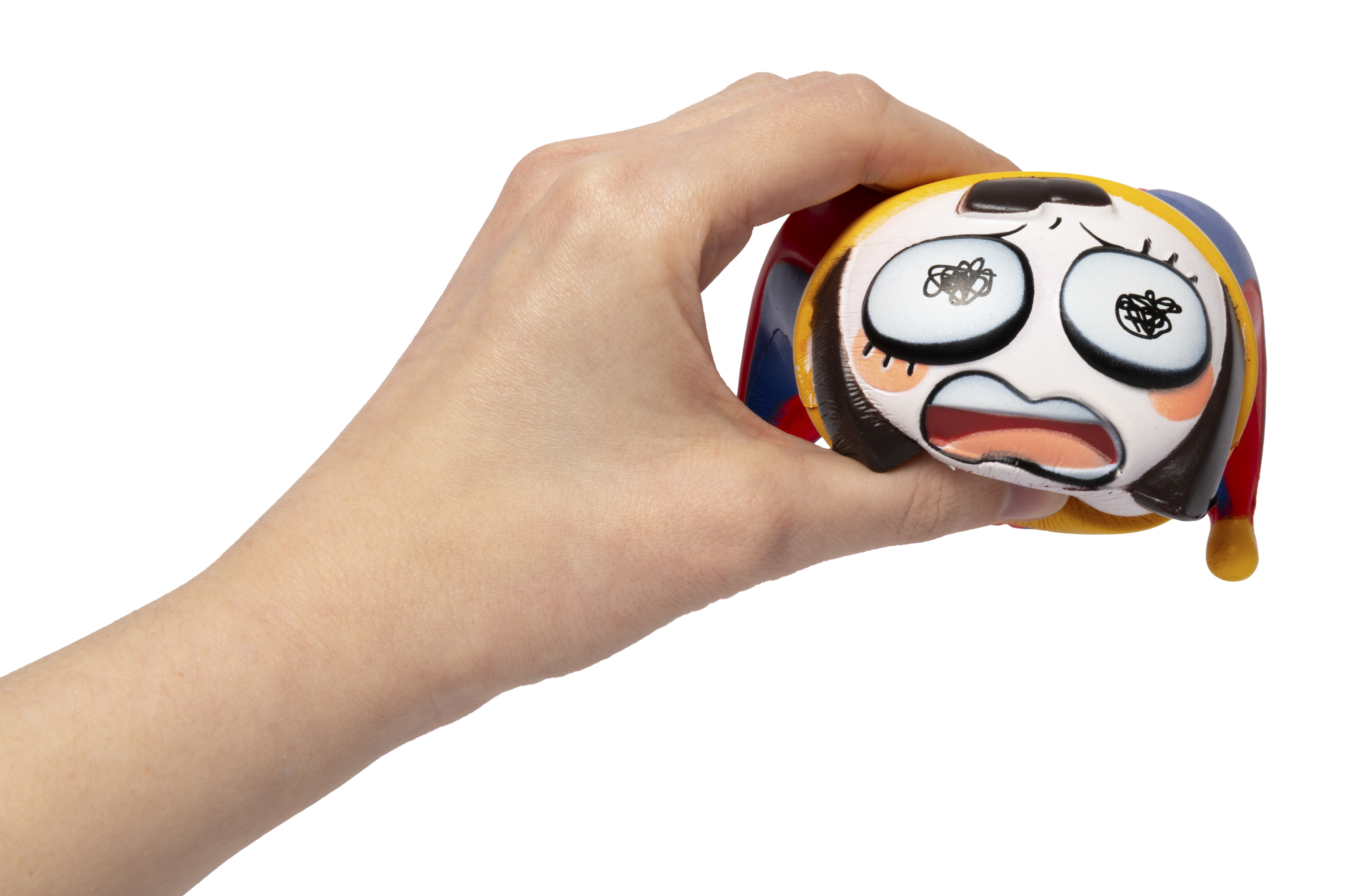 Eine Hand, die ein Spielzeug mit überraschtem Cartoon-Gesicht hält, weißer Hintergrund.