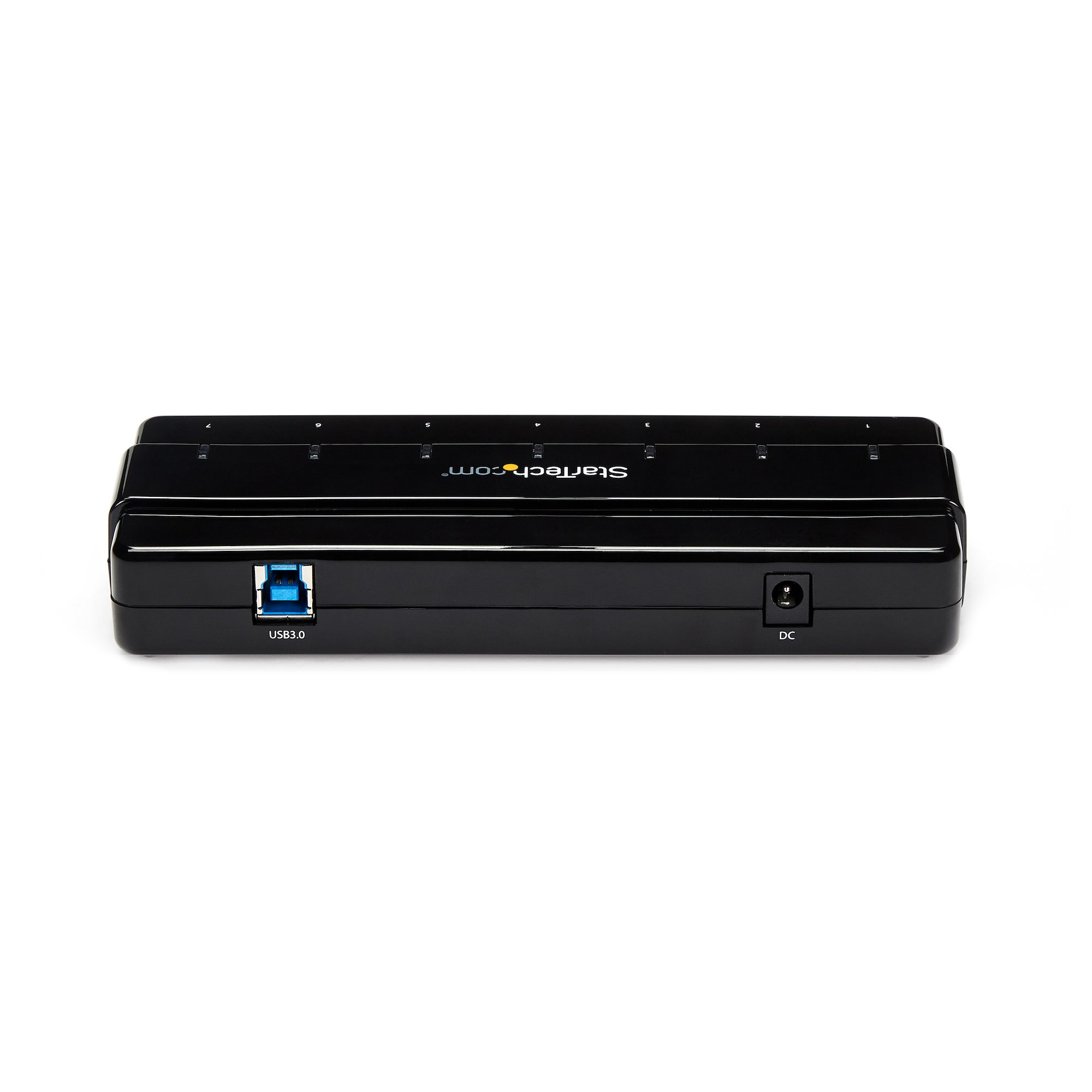 Fekete USB hub több porttal. USB 3.0 és DC portokkal jelölve fehér háttéren.