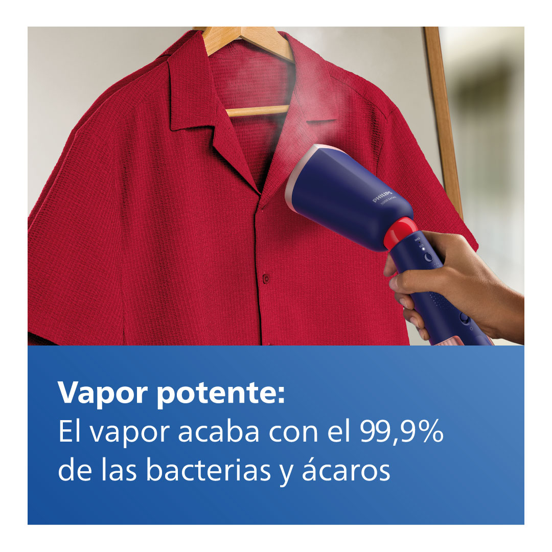 Camisa roja en percha siendo planchada con vapor por un vaporizador.