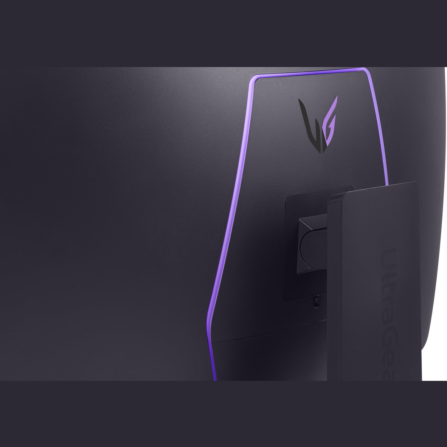 Gros plan d'un écran d'ordinateur noir. L'arrière a une lumière violette et un logo. Le support indique 'UltraGear'.