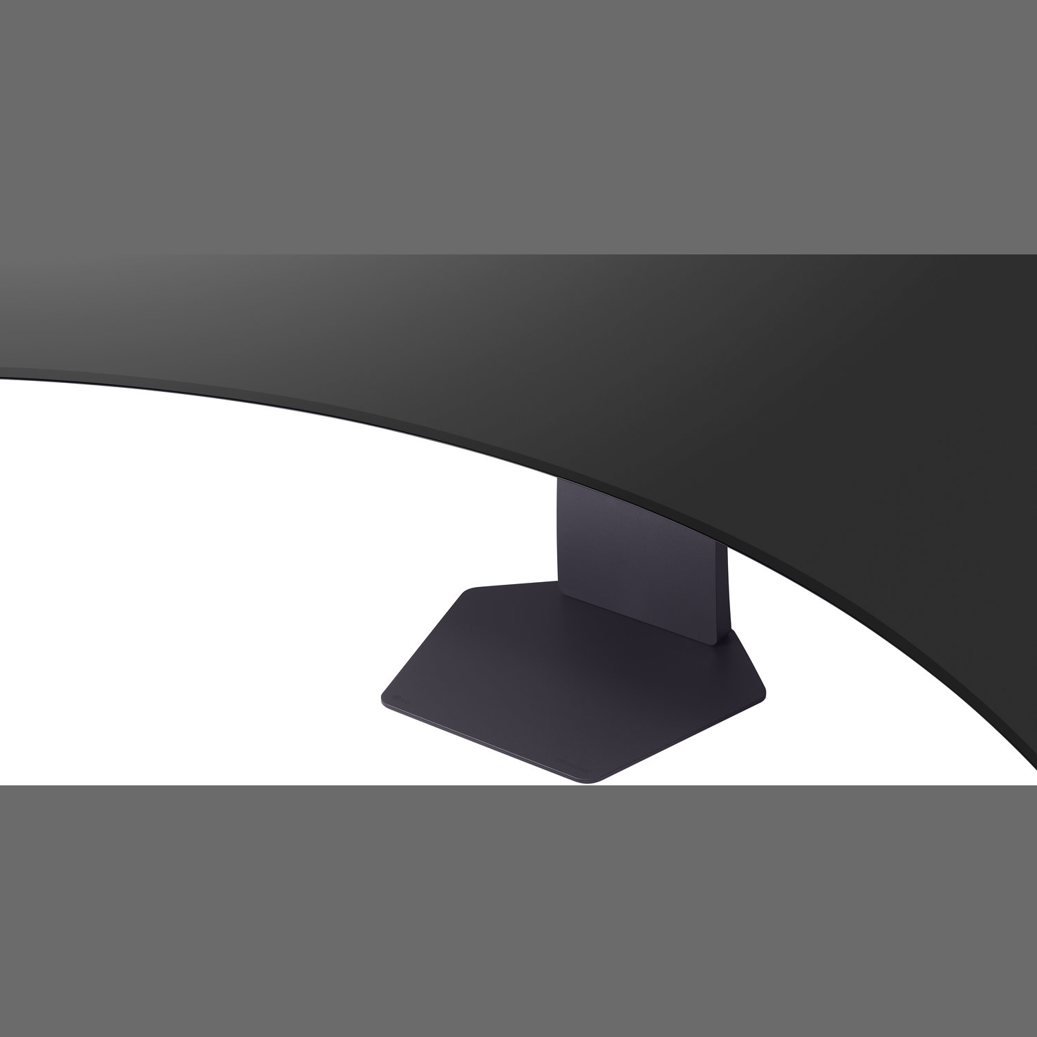 Un écran incurvé noir avec un socle noir. Le fond est blanc. Le haut et le bas sont gris.