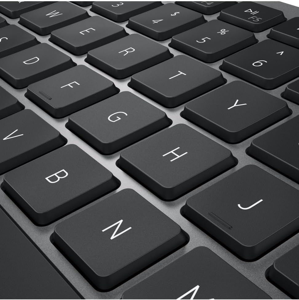 Primer plano de teclas de teclado negras con letras blancas. Las teclas están en filas.
