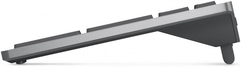 Una vista lateral de un teclado gris con un ligero ángulo y patas traseras elevadas.