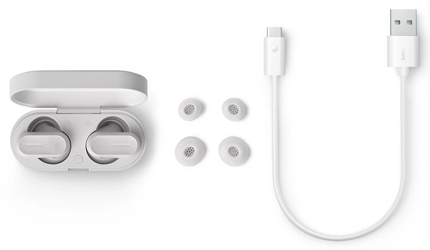 Białe etui ładujące, słuchawki, wkładki douszne i kabel na białym tle. Wszystkie elementy są białe.