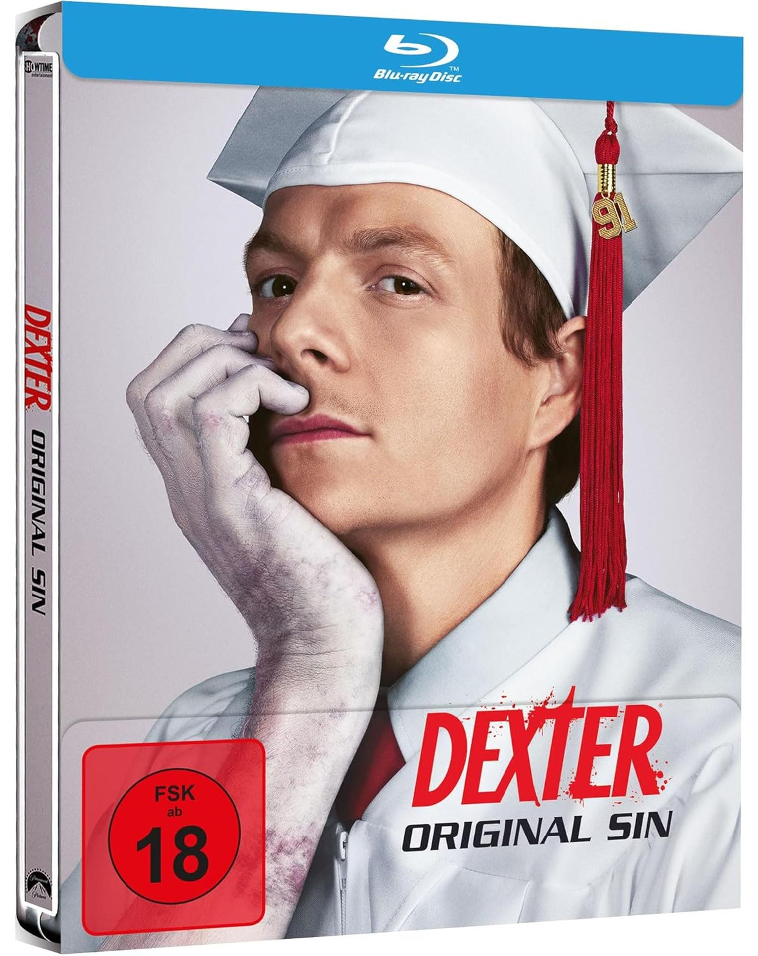Eine DVD-Hülle mit einem Filmplakat, das einen Mann mit Abschlusskappe zeigt. Der Titel lautet 'DEXTER'.