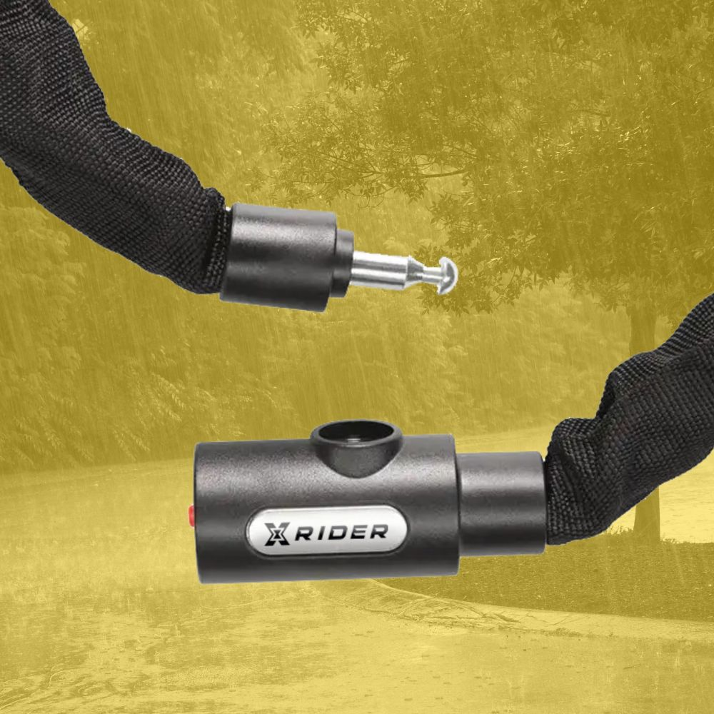 Czarny zamek do łańcucha rowerowego z połączonymi końcami na żółto-zielonym tle.