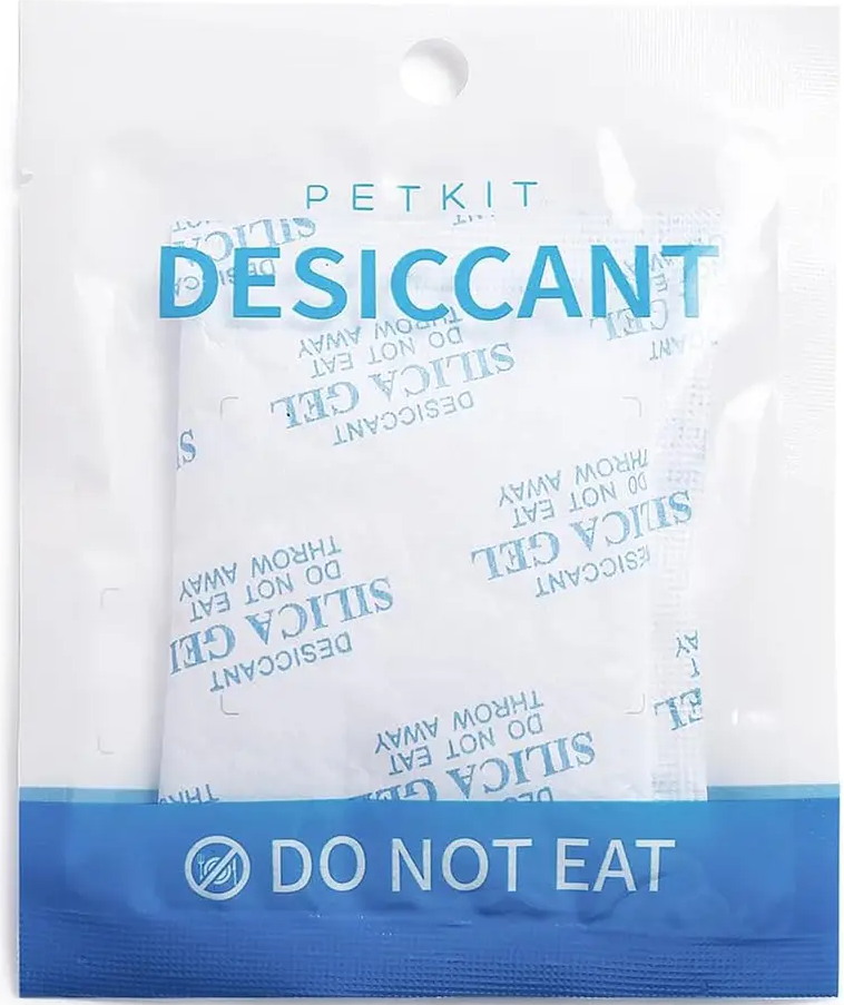Sacchetti essiccanti in un sacchetto di plastica trasparente, testo blu.