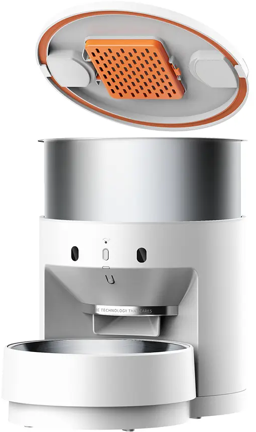 Dispenser per cibo per animali domestici bianco con coperchio argentato, filtro arancione e ciotola. Il coperchio è aperto.