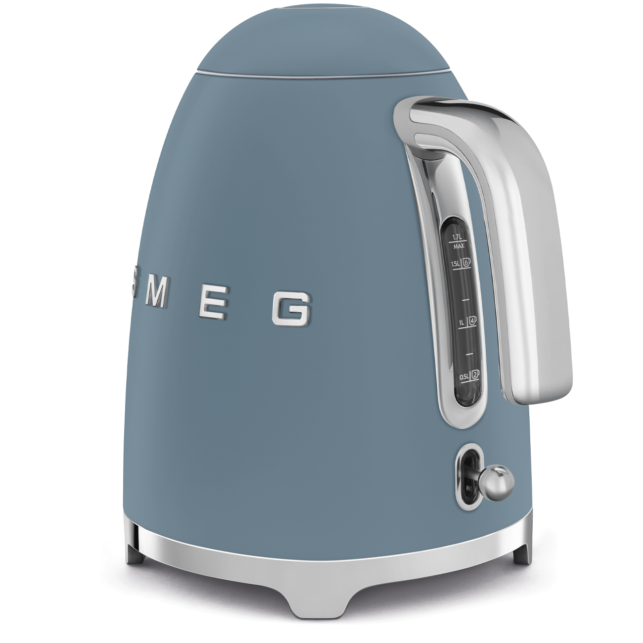 Ein blauer Smeg-Wasserkocher mit silbernem Griff und Sockel wird vor weißem Hintergrund gezeigt.